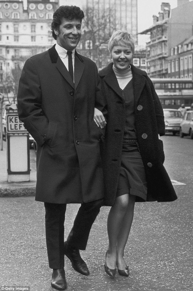 Τομ Τζόουνς: Αποκαλύπτει την αρρώστια της γυναίκας του [εικόνες]  | iefimerida.gr 0