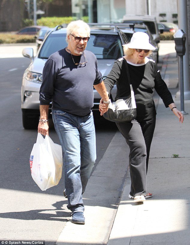 Τομ Τζόουνς: Αποκαλύπτει την αρρώστια της γυναίκας του [εικόνες]  | iefimerida.gr 7