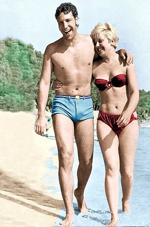 Τομ Τζόουνς: Αποκαλύπτει την αρρώστια της γυναίκας του [εικόνες]  | iefimerida.gr 4