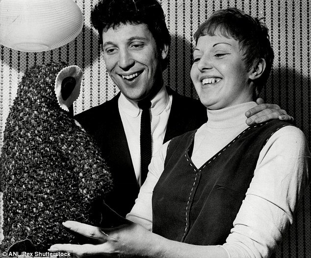 Τομ Τζόουνς: Αποκαλύπτει την αρρώστια της γυναίκας του [εικόνες]  | iefimerida.gr 1