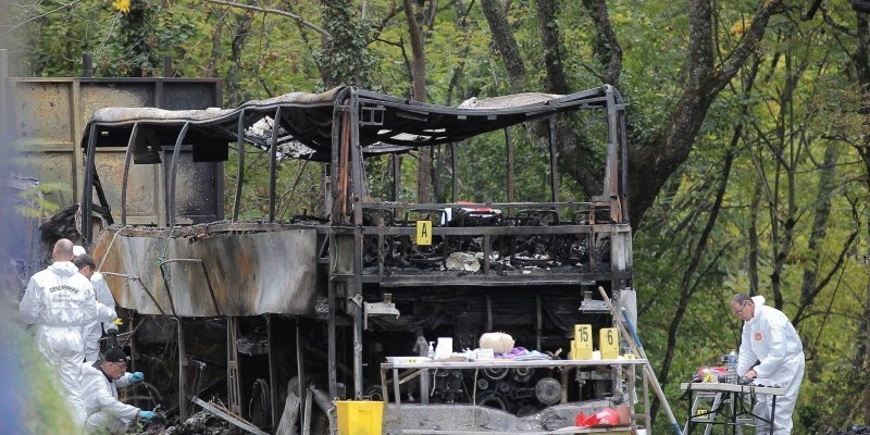 Το τροχαίο που σόκαρε τη Γαλλία -43 νεκροί σε σύγκρουση λεωφορείου με φορτηγό [εικόνες] | iefimerida.gr 1