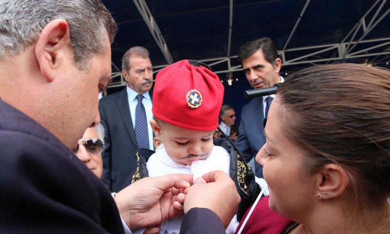 Ενας μπόμπιρας ντυμένος τσολιάς, με μουστάκι και γκλίτσα έκλεψε την παράσταση στην παρέλαση της Θεσσαλονίκης [εικόνες] | iefimerida.gr 0