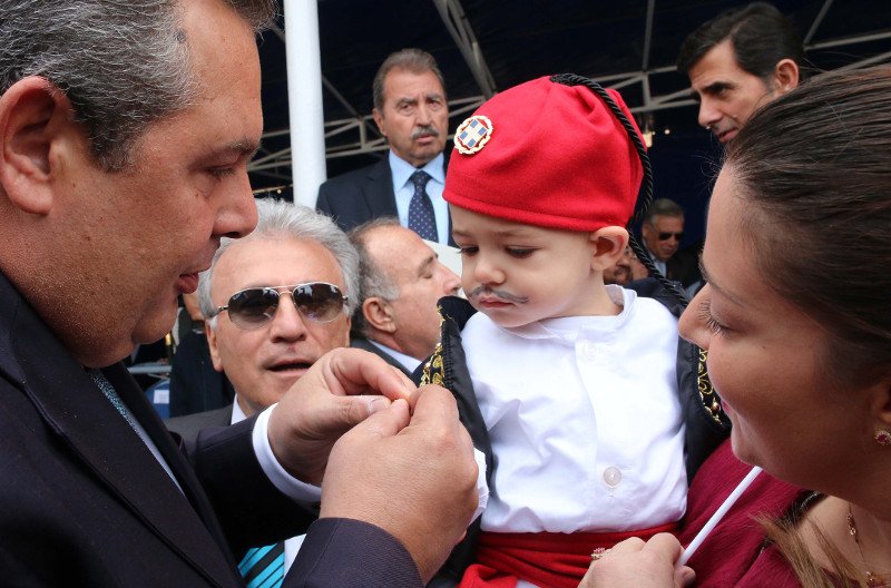 Ενας μπόμπιρας ντυμένος τσολιάς, με μουστάκι και γκλίτσα έκλεψε την παράσταση στην παρέλαση της Θεσσαλονίκης [εικόνες] | iefimerida.gr 1