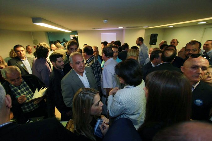 Κοσμοσυρροή στα εγκαίνια των γραφείων του Απ. Τζιτζικώστα [εικόνες] | iefimerida.gr 3