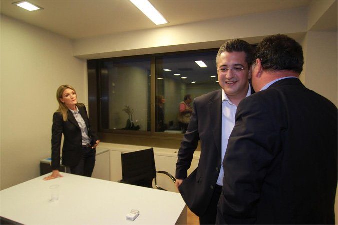 Κοσμοσυρροή στα εγκαίνια των γραφείων του Απ. Τζιτζικώστα [εικόνες] | iefimerida.gr 5