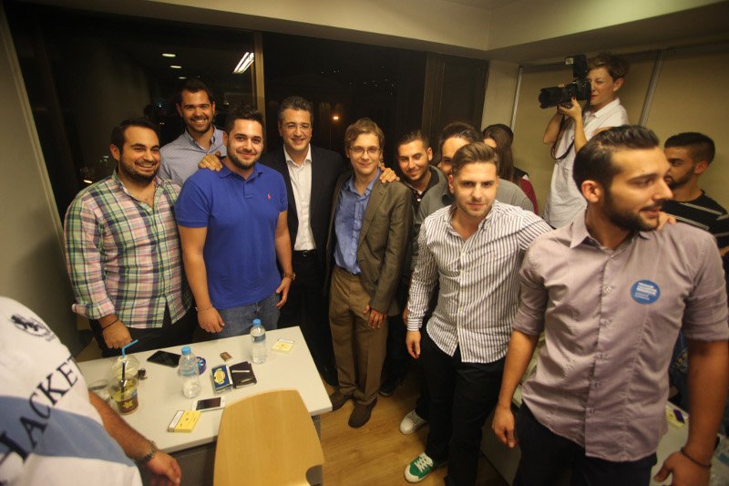 Κοσμοσυρροή στα εγκαίνια των γραφείων του Απ. Τζιτζικώστα [εικόνες] | iefimerida.gr 0