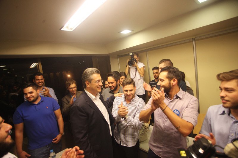 Κοσμοσυρροή στα εγκαίνια των γραφείων του Απ. Τζιτζικώστα [εικόνες] | iefimerida.gr 1