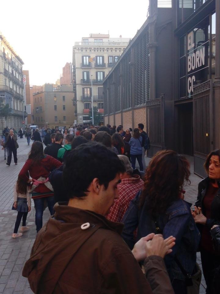 Χαμός στη Βαρκελώνη με τον Βαρουφάκη: Ουρές «πιστών» που περίμεναν να τον ακούσουν [εικόνες] | iefimerida.gr 0