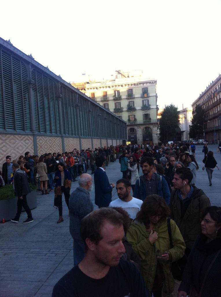 Χαμός στη Βαρκελώνη με τον Βαρουφάκη: Ουρές «πιστών» που περίμεναν να τον ακούσουν [εικόνες] | iefimerida.gr 1