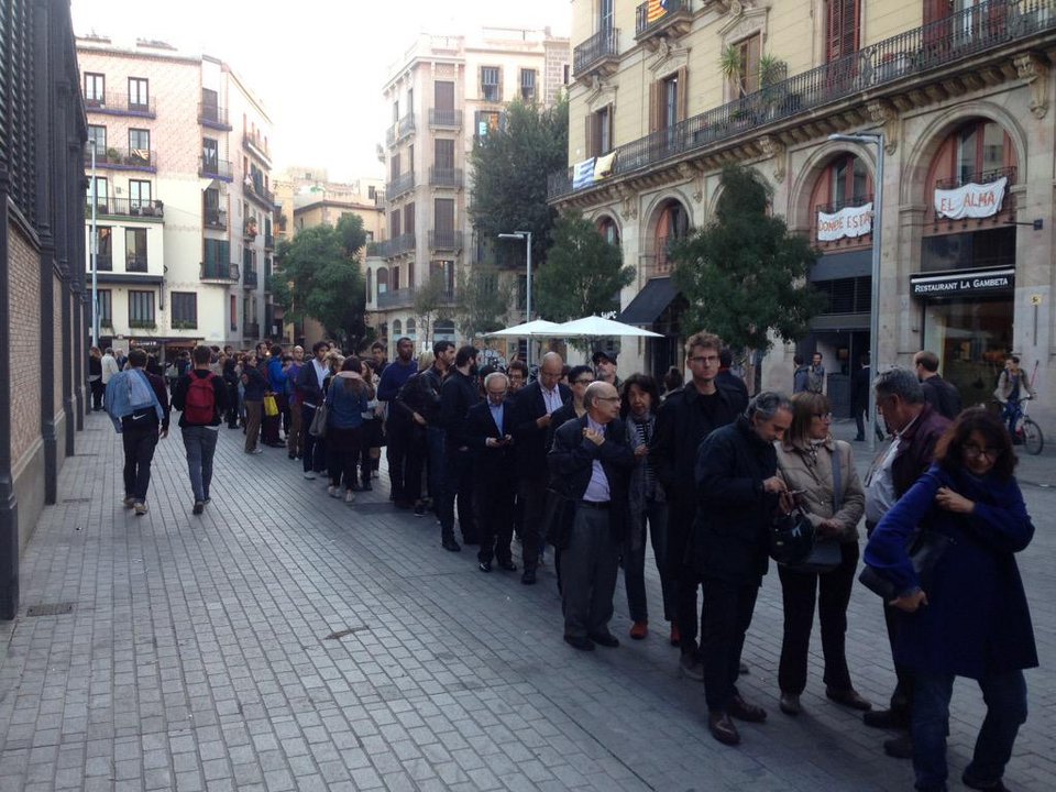 Χαμός στη Βαρκελώνη με τον Βαρουφάκη: Ουρές «πιστών» που περίμεναν να τον ακούσουν [εικόνες] | iefimerida.gr 2