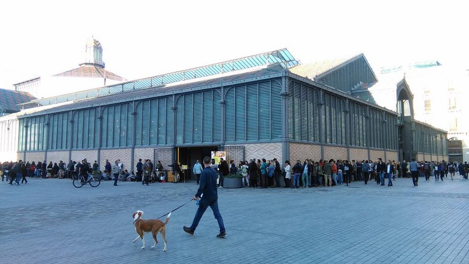 Χαμός στη Βαρκελώνη με τον Βαρουφάκη: Ουρές «πιστών» που περίμεναν να τον ακούσουν [εικόνες] | iefimerida.gr 3