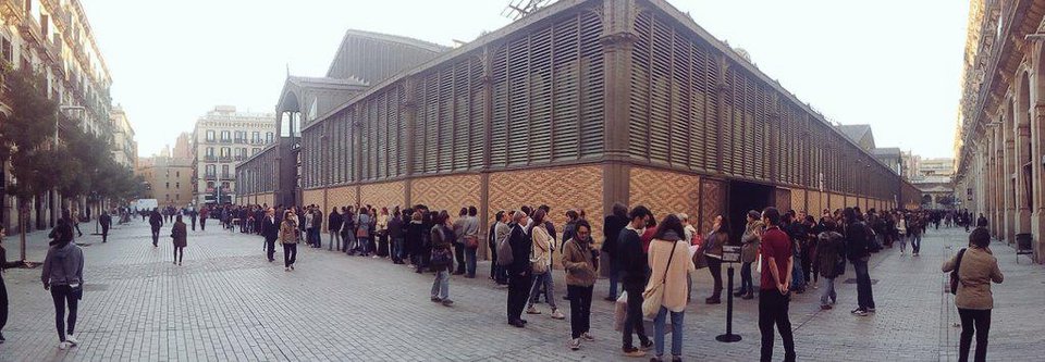 Χαμός στη Βαρκελώνη με τον Βαρουφάκη: Ουρές «πιστών» που περίμεναν να τον ακούσουν [εικόνες] | iefimerida.gr 4