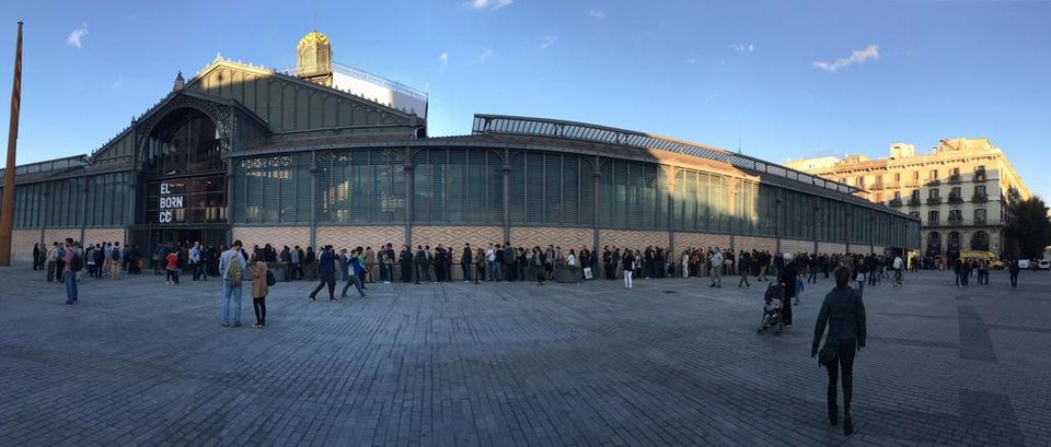 Χαμός στη Βαρκελώνη με τον Βαρουφάκη: Ουρές «πιστών» που περίμεναν να τον ακούσουν [εικόνες] | iefimerida.gr 5