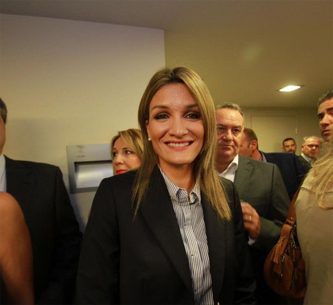 Η όμορφη σύζυγος Τζιτζικώστα έκλεψε τις εντυπώσεις στα εγκαίνια -Η Ελεάννα Βλάχου συστήθηκε και στην Αθήνα [εικόνες] | iefimerida.gr 0