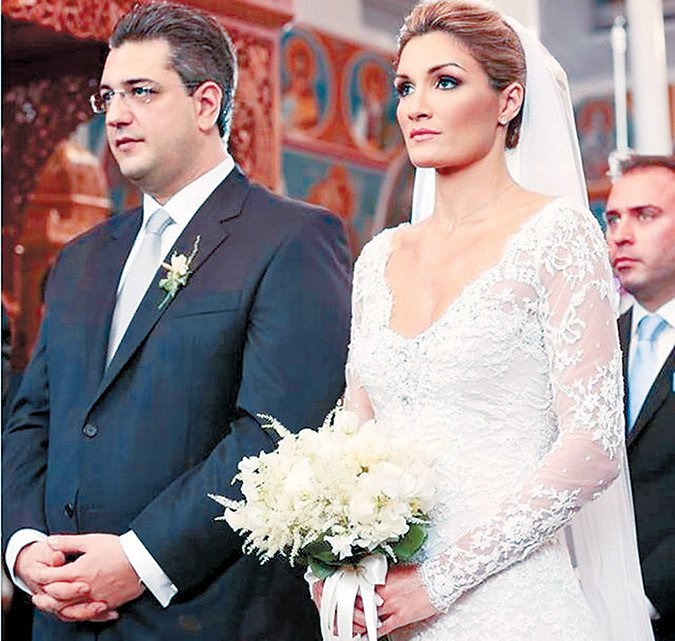 Η όμορφη σύζυγος Τζιτζικώστα έκλεψε τις εντυπώσεις στα εγκαίνια -Η Ελεάννα Βλάχου συστήθηκε και στην Αθήνα [εικόνες] | iefimerida.gr 4