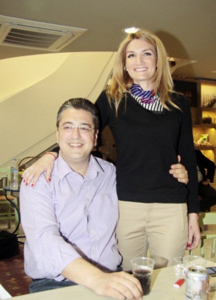 Η όμορφη σύζυγος Τζιτζικώστα έκλεψε τις εντυπώσεις στα εγκαίνια -Η Ελεάννα Βλάχου συστήθηκε και στην Αθήνα [εικόνες] | iefimerida.gr 6