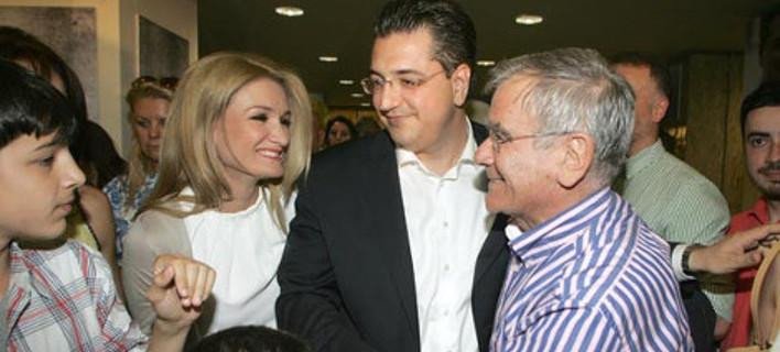 Η όμορφη σύζυγος Τζιτζικώστα έκλεψε τις εντυπώσεις στα εγκαίνια -Η Ελεάννα Βλάχου συστήθηκε και στην Αθήνα [εικόνες] | iefimerida.gr 7