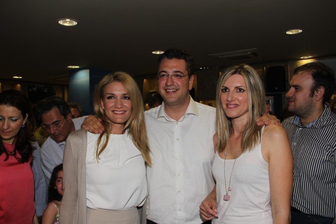 Η όμορφη σύζυγος Τζιτζικώστα έκλεψε τις εντυπώσεις στα εγκαίνια -Η Ελεάννα Βλάχου συστήθηκε και στην Αθήνα [εικόνες] | iefimerida.gr 8