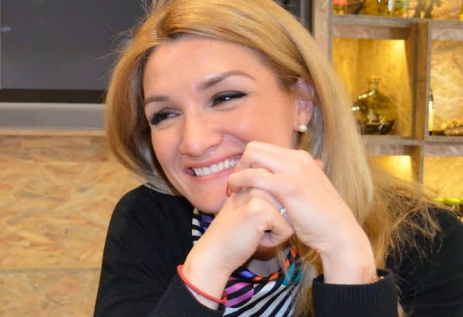 Η όμορφη σύζυγος Τζιτζικώστα έκλεψε τις εντυπώσεις στα εγκαίνια -Η Ελεάννα Βλάχου συστήθηκε και στην Αθήνα [εικόνες] | iefimerida.gr 13