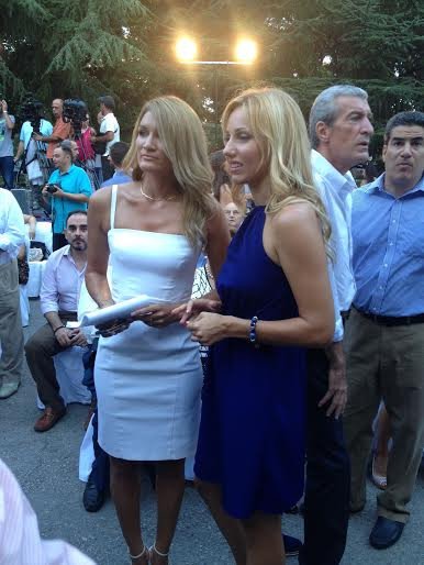 Η όμορφη σύζυγος Τζιτζικώστα έκλεψε τις εντυπώσεις στα εγκαίνια -Η Ελεάννα Βλάχου συστήθηκε και στην Αθήνα [εικόνες] | iefimerida.gr 14