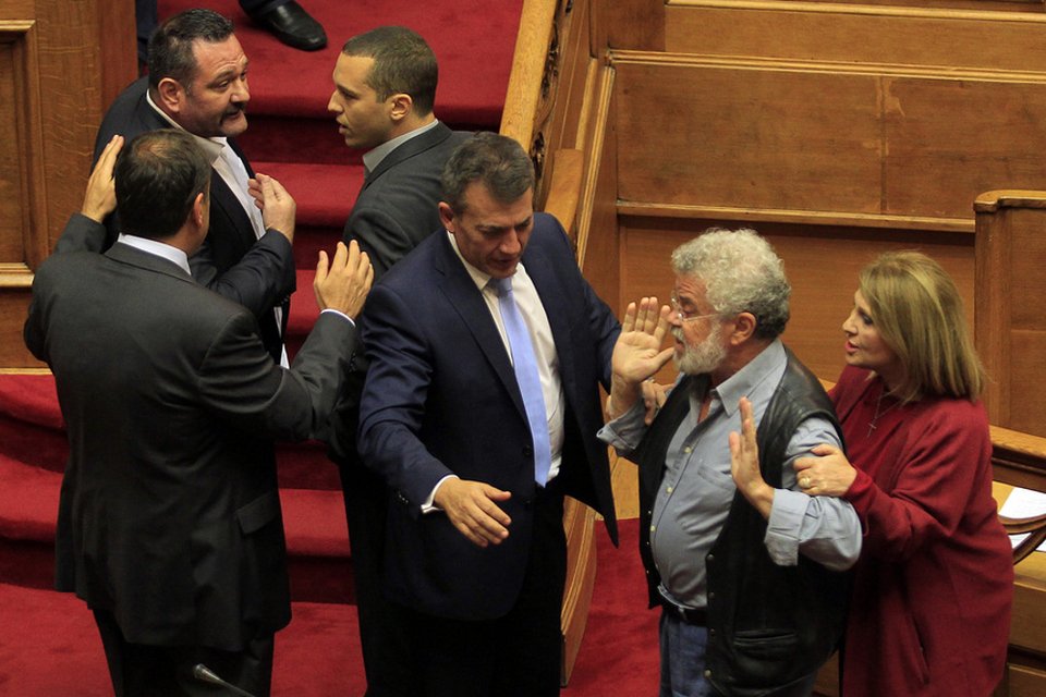 Παραλίγο να πέσει ξύλο: Η Βούλτεψη τραβάει από το πουκάμισο τον Μανιό και ο Κασιδιάρης συγκρατεί τον Λαγό [εικόνες] | iefimerida.gr 1