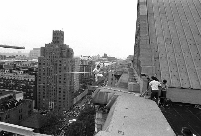 Οταν ένας Γάλλος περπάτησε ανάμεσα στους Δίδυμους Πύργους, πάνω σε ένα σύρμα -Το ριψοκίνδυνο εγχείρημα που έγινε ταινία [εικόνες] | iefimerida.gr 5