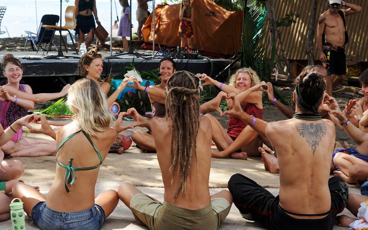 Οι χίπις του 21ου αιώνα: «Εκοψαν» τα ναρκωτικά και κάνουν γιόγκα [εικόνες]  | iefimerida.gr 0