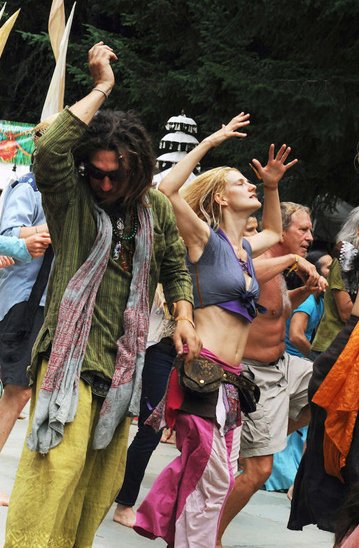 Οι χίπις του 21ου αιώνα: «Εκοψαν» τα ναρκωτικά και κάνουν γιόγκα [εικόνες]  | iefimerida.gr 1