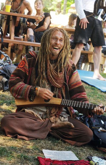 Οι χίπις του 21ου αιώνα: «Εκοψαν» τα ναρκωτικά και κάνουν γιόγκα [εικόνες]  | iefimerida.gr 2