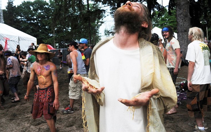 Οι χίπις του 21ου αιώνα: «Εκοψαν» τα ναρκωτικά και κάνουν γιόγκα [εικόνες]  | iefimerida.gr 3