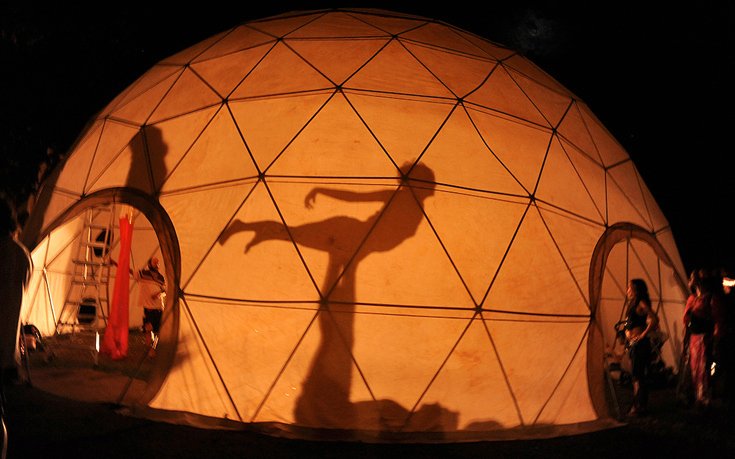 Οι χίπις του 21ου αιώνα: «Εκοψαν» τα ναρκωτικά και κάνουν γιόγκα [εικόνες]  | iefimerida.gr 4