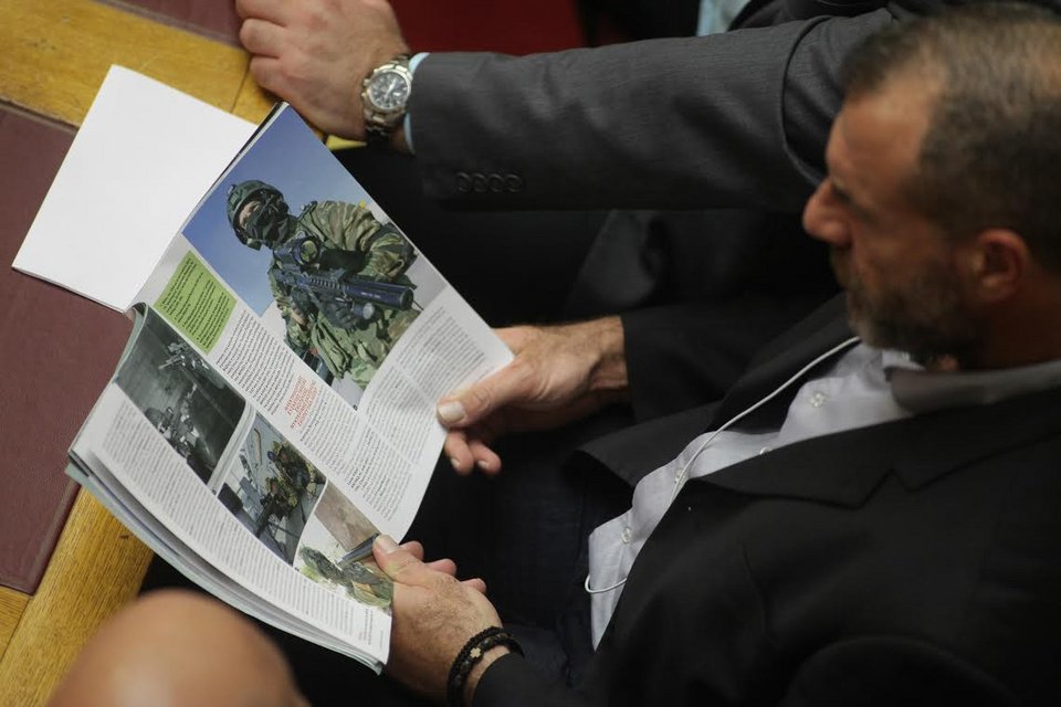Το χαβά τους οι χρυσαυγίτες: Στη Βουλή διαβάζουν περιοδικό με όπλα [εικόνες] | iefimerida.gr 0