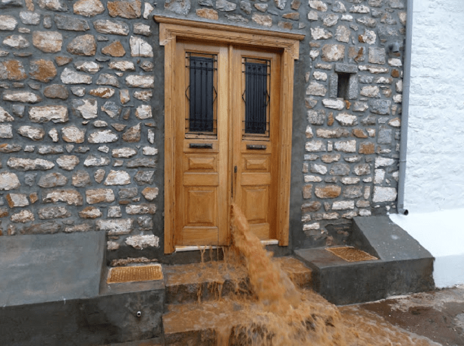 Πνίγηκε η Υδρα από την κακοκαιρία -Απελπισμένοι οι κάτοικοι, που βλέπουν τις περιουσίες τους να καταστρέφονται [εικόνες & βίντεο] | iefimerida.gr 4