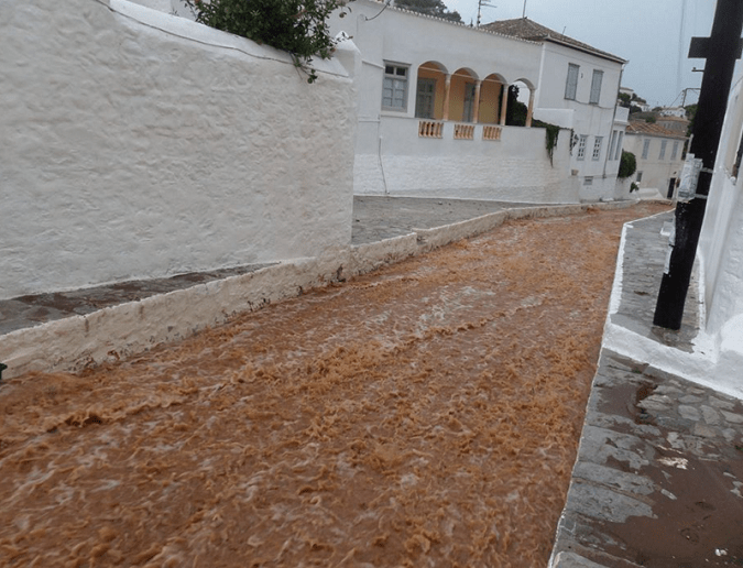 Πνίγηκε η Υδρα από την κακοκαιρία -Απελπισμένοι οι κάτοικοι, που βλέπουν τις περιουσίες τους να καταστρέφονται [εικόνες & βίντεο] | iefimerida.gr 8
