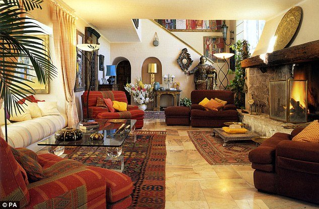 «Τρεχάματα» με την δικαιοσύνη για τη σύζυγο του Σον Κόνερι για μια βίλα [εικόνες] | iefimerida.gr 1