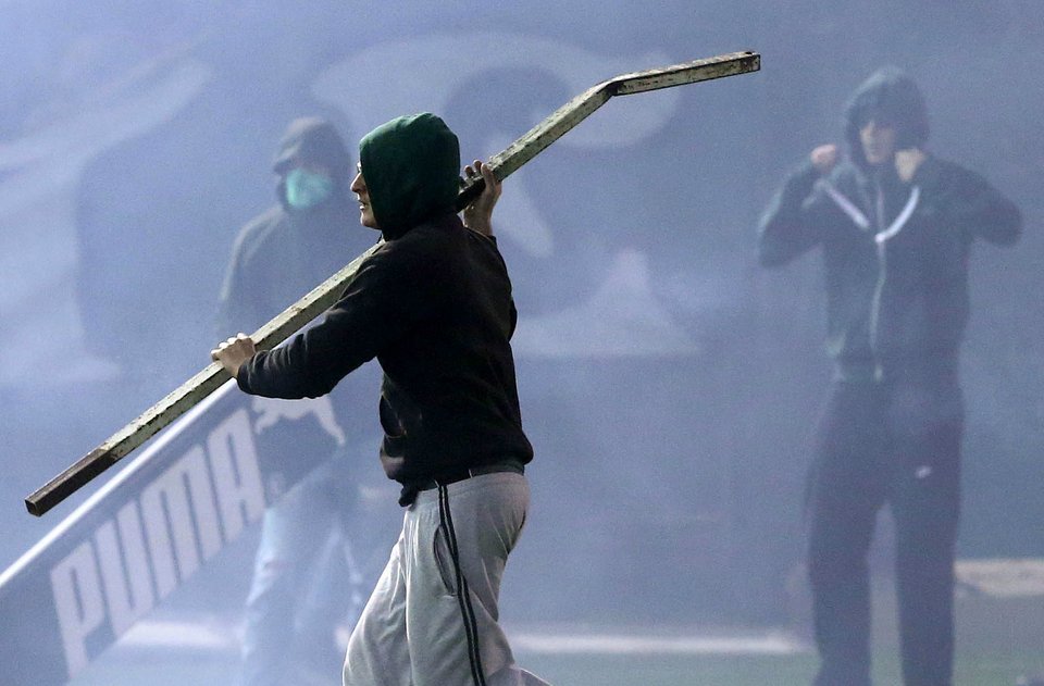 Αναβολή του ντέρμπι Παναθηναϊκός-Ολυμπιακός και εισβολή οπαδών στο γήπεδο [εικόνες & βίντεο] | iefimerida.gr 2