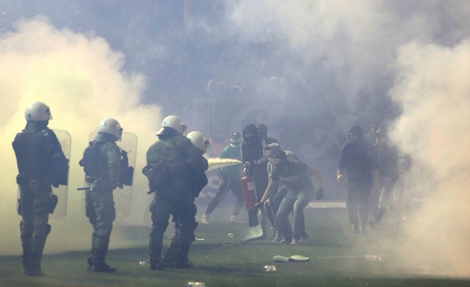 Αναβολή του ντέρμπι Παναθηναϊκός-Ολυμπιακός και εισβολή οπαδών στο γήπεδο [εικόνες & βίντεο] | iefimerida.gr 3