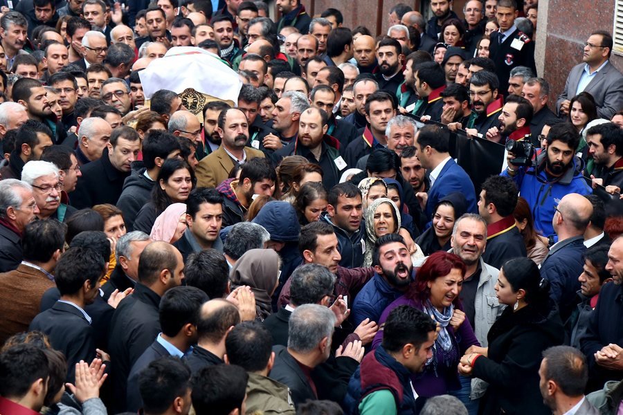 Τουρκία: Λαοθάλασσα κατά Ερντογάν στην κηδεία του Κούρδου δικηγόρου [εικόνες] | iefimerida.gr 1