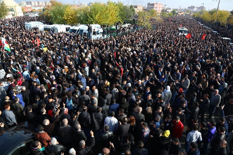 Τουρκία: Λαοθάλασσα κατά Ερντογάν στην κηδεία του Κούρδου δικηγόρου [εικόνες] | iefimerida.gr 0