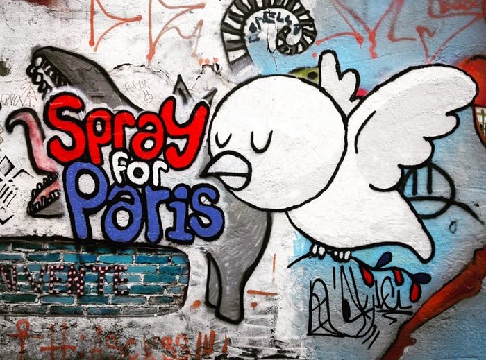 #SprayForParis: Τα μοναδικά και ιδιαίτερα γκράφιτι που γέμισαν τους τοίχους του Παρισιού μετά το μακελειό [εικόνες] | iefimerida.gr 8