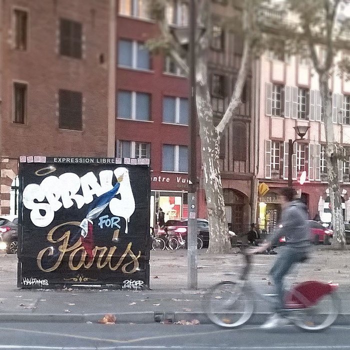 #SprayForParis: Τα μοναδικά και ιδιαίτερα γκράφιτι που γέμισαν τους τοίχους του Παρισιού μετά το μακελειό [εικόνες] | iefimerida.gr 6