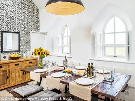 Εγκαταλελειμμένο εκκλησάκι μετατρέπεται σε ντιζαϊνάτη εξοχική κατοικία [εικόνες]    | iefimerida.gr 4