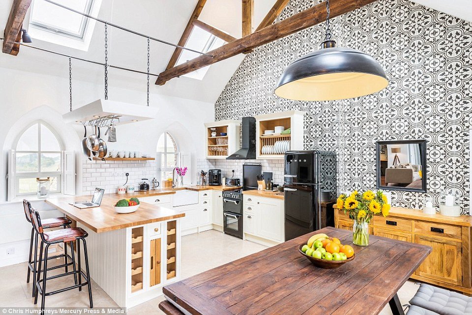 Εγκαταλελειμμένο εκκλησάκι μετατρέπεται σε ντιζαϊνάτη εξοχική κατοικία [εικόνες]    | iefimerida.gr 2