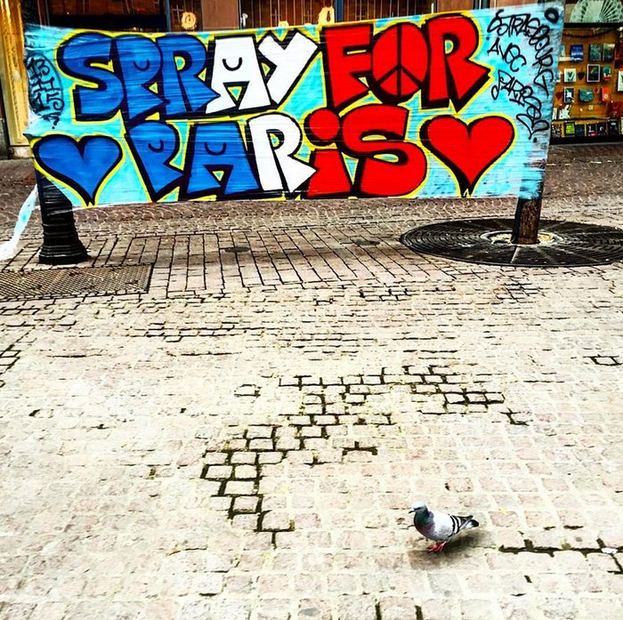 #SprayForParis: Τα μοναδικά και ιδιαίτερα γκράφιτι που γέμισαν τους τοίχους του Παρισιού μετά το μακελειό [εικόνες] | iefimerida.gr 2