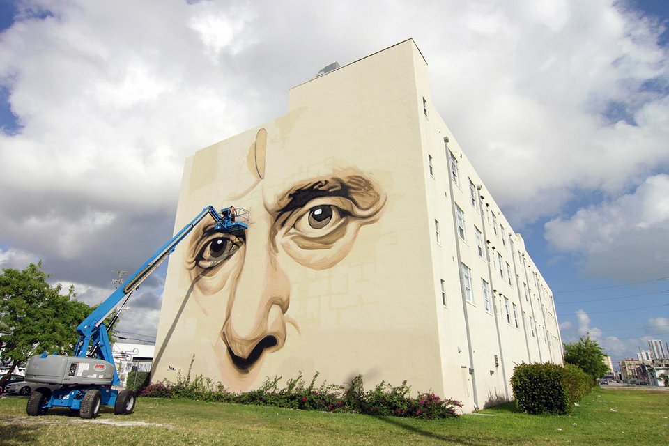 INO: Πίσω από την μάσκα του Ελληνα γκραφιτά που έχει βάψει όλο τον κόσμο [εικόνες] | iefimerida.gr 13