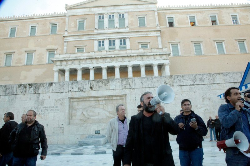 «Πεδίο μάχης» το Σύνταγμα: Αγρότες εισέβαλαν στο προαύλιο της Βουλής-Χημικά και κρότου-λάμψης από τα ΜΑΤ  [εικόνες] | iefimerida.gr 7