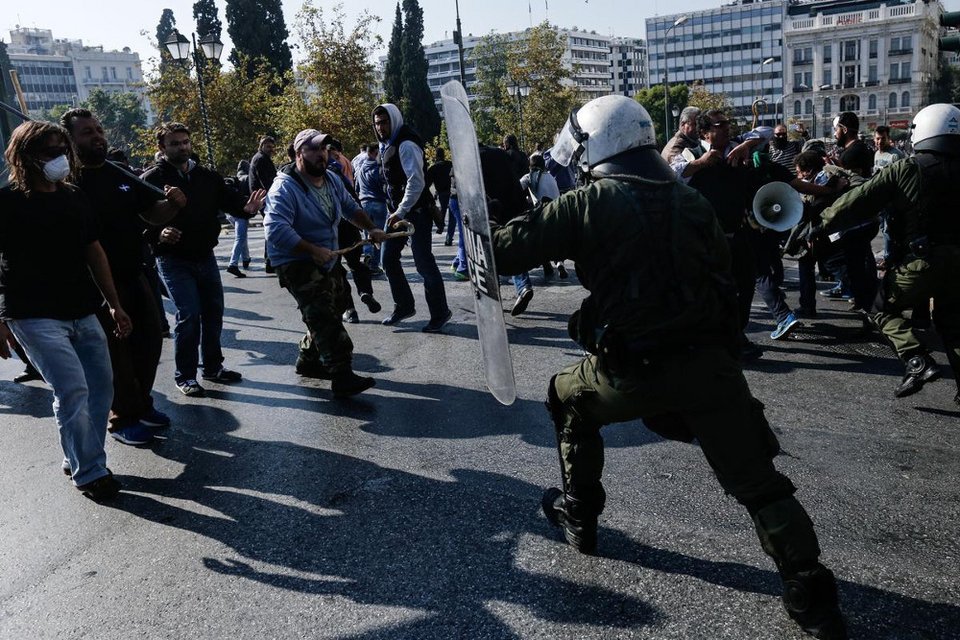 «Πεδίο μάχης» το Σύνταγμα: Αγρότες εισέβαλαν στο προαύλιο της Βουλής-Χημικά και κρότου-λάμψης από τα ΜΑΤ  [εικόνες] | iefimerida.gr 0
