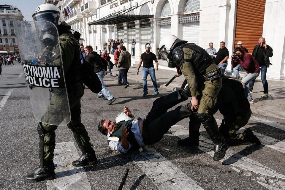 «Πεδίο μάχης» το Σύνταγμα: Αγρότες εισέβαλαν στο προαύλιο της Βουλής-Χημικά και κρότου-λάμψης από τα ΜΑΤ  [εικόνες] | iefimerida.gr 2