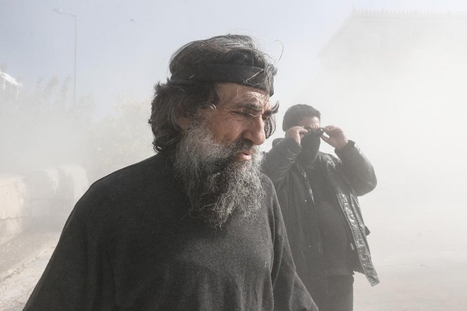 «Πεδίο μάχης» το Σύνταγμα: Αγρότες εισέβαλαν στο προαύλιο της Βουλής-Χημικά και κρότου-λάμψης από τα ΜΑΤ  [εικόνες] | iefimerida.gr 1