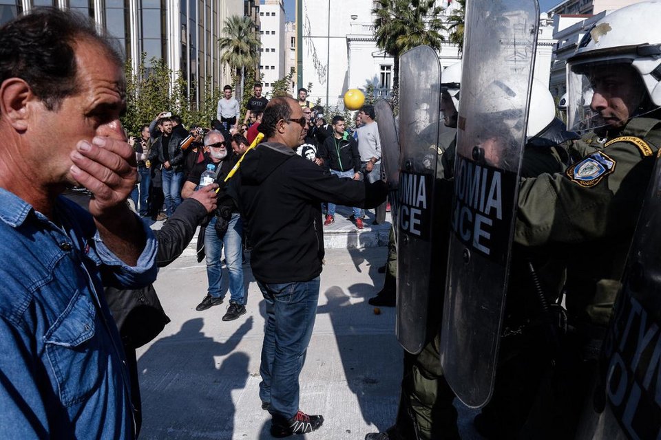 «Πεδίο μάχης» το Σύνταγμα: Αγρότες εισέβαλαν στο προαύλιο της Βουλής-Χημικά και κρότου-λάμψης από τα ΜΑΤ  [εικόνες] | iefimerida.gr 6